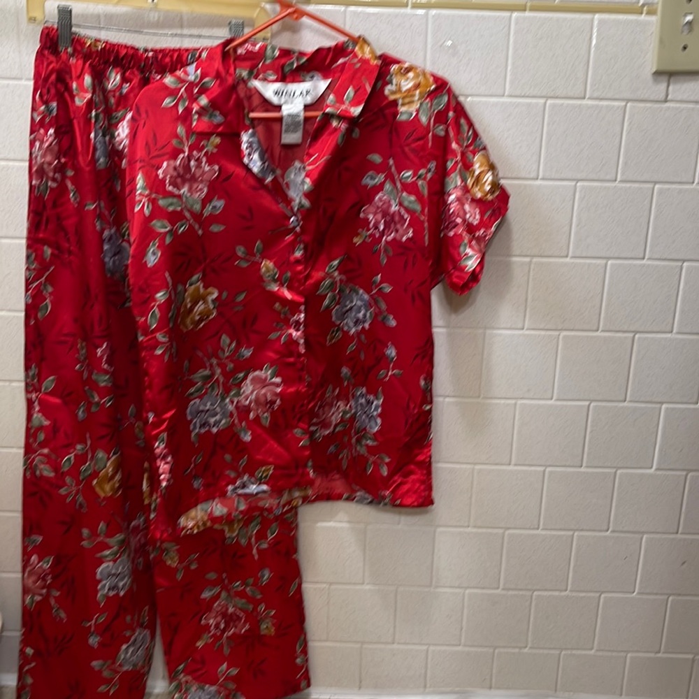 Winlar 2 Piece Pajama Set Size Medium - Button Front - elastic waist Floral